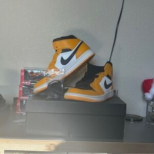 Air Jordan 1 Mid Taxi Size 9.5 in Mens